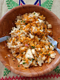 Una foto de Ensalada de coliflor con zanahoria