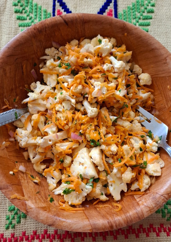 Una foto de Ensalada de coliflor con zanahoria