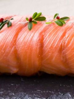 Una foto de Brazo de gitano de gambas 🦐 y salmón 🍣 marinado