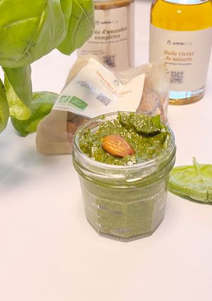 Une photo de Pesto vert à l’huile de noisette et aux amandes