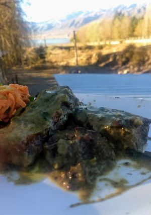 Una foto de Tapa de lomo y morcillas en salsa Chiro c/ ensalada de zanahoria