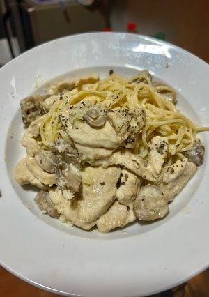 Hình của món Mỳ Spaghetti Kem Nấm Gà Bao Ngon Cực Dễ.