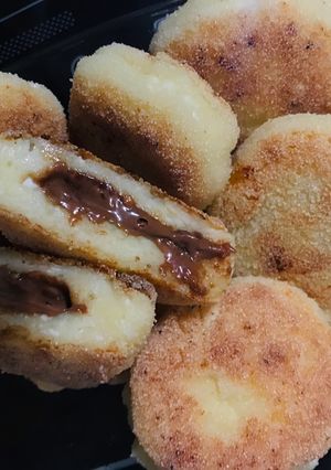 Фото Сырники с манкой и шоколадной начинкой.