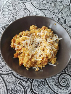 Una foto de Risotto con champiñon y pincho moruno