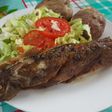 Pescado frito con ensalada