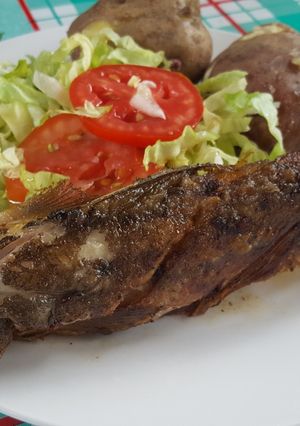 Una foto de Pescado frito con ensalada