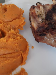 Una foto de Pechito de cerdo con puré de boniato y verduras