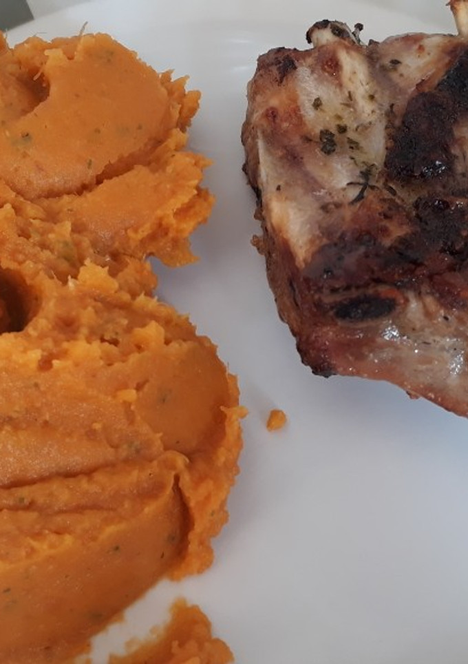 Una foto de Pechito de cerdo con puré de boniato y verduras
