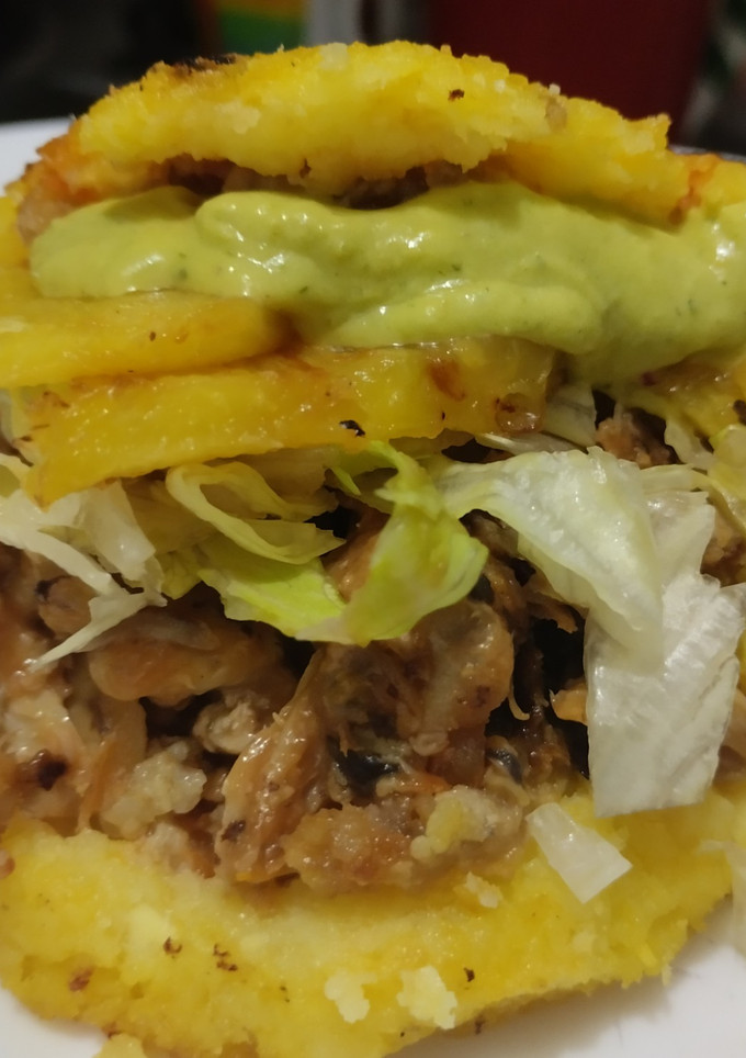Una foto de Arepa🫓de Pollo🍗hawaiana🥯🍍🥑