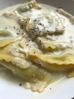 Una foto de Ravioli de requesón y espinacas con salsa de quesos