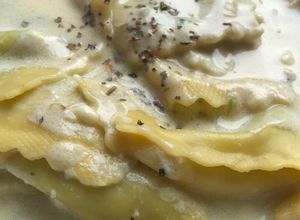 Foto principal de Ravioli de requesón y espinacas con salsa de quesos