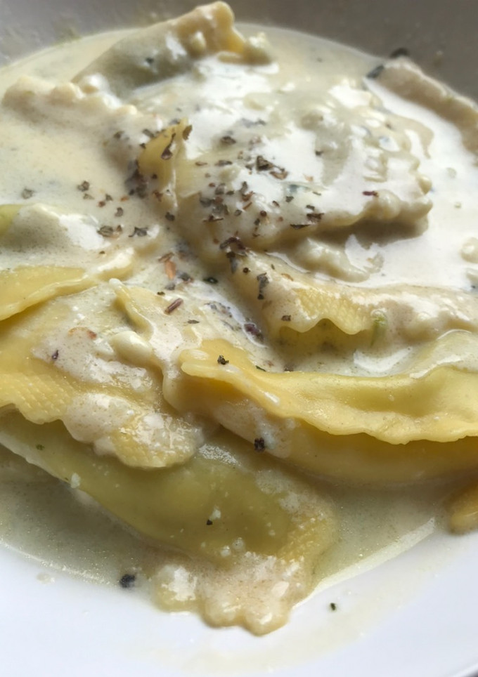 Una foto de Ravioli de requesón y espinacas con salsa de quesos