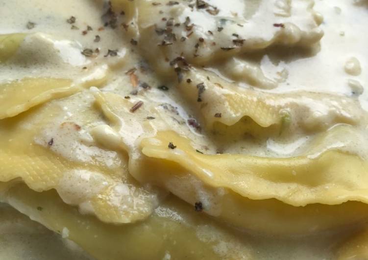 Ravioli de requesón y espinacas con salsa de quesos