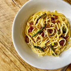 A picture of 🍝 Carbonara with asparagus.