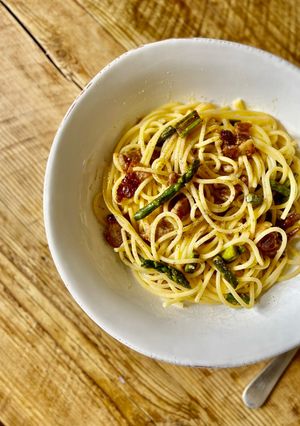 A picture of 🍝 Carbonara with asparagus.