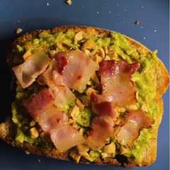 Una foto de #655 Avocado toast con pancetta e arachidi 🥖🥓🥜🥑