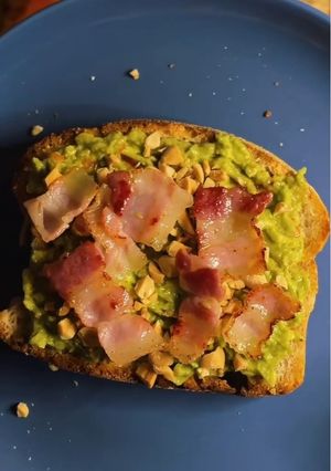 Foto di #655 Avocado toast con pancetta e arachidi 🥖🥓🥜🥑