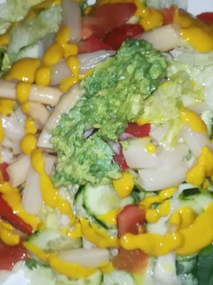 Una foto de Ensalada, hoy con espárragos, aguacate y chorrito de mostaza