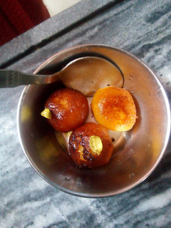 गुलाब जामुन(julab jamun recipe in hindi) रेसिपी मुख्य फोटो
