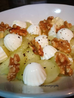 Una foto de Melón con mozzarella y nueces