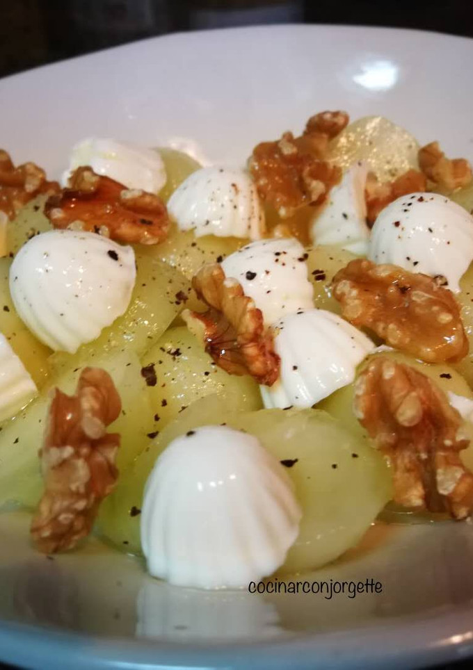 Una foto de Melón con mozzarella y nueces