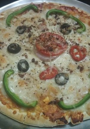 वेजिटेबल पिज़्ज़ा (Vegetable pizza recipe in Hindi) रेसिपी मुख्य फोटो
