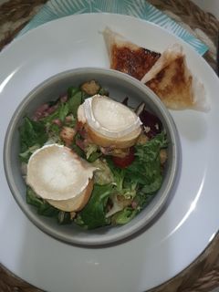 Une photo de Salade chèvre chaud et brick chèvre miel
