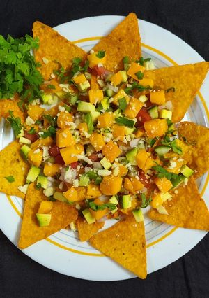 મેંગો નાચોઝ ચાટ (Mango Nachos Chaat Recipe In Gujarati) રેસીપી મુખ્ય ફોટો