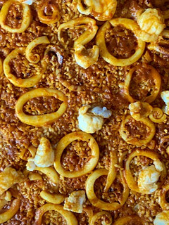 Una foto de Paella de rape y calamares