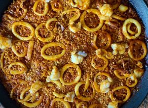 Una foto de Paella de rape y calamares