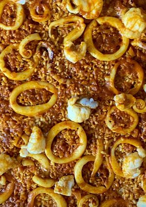 Una foto de Paella de rape y calamares