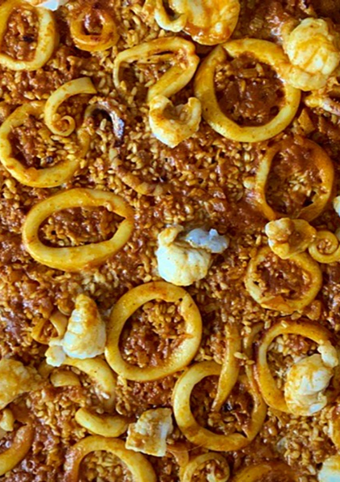 Una foto de Paella de rape y calamares