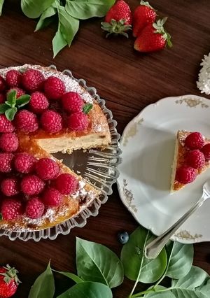 O poză a rețetei Pască cu brânză și stafide decorată cu zmeură.