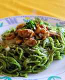 Spaghetti verde con pollo salteado