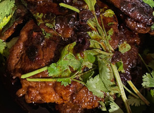 Una foto de Carne de res con salsa de uva negra
