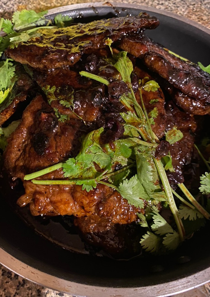 Una foto de Carne de res con salsa de uva negra