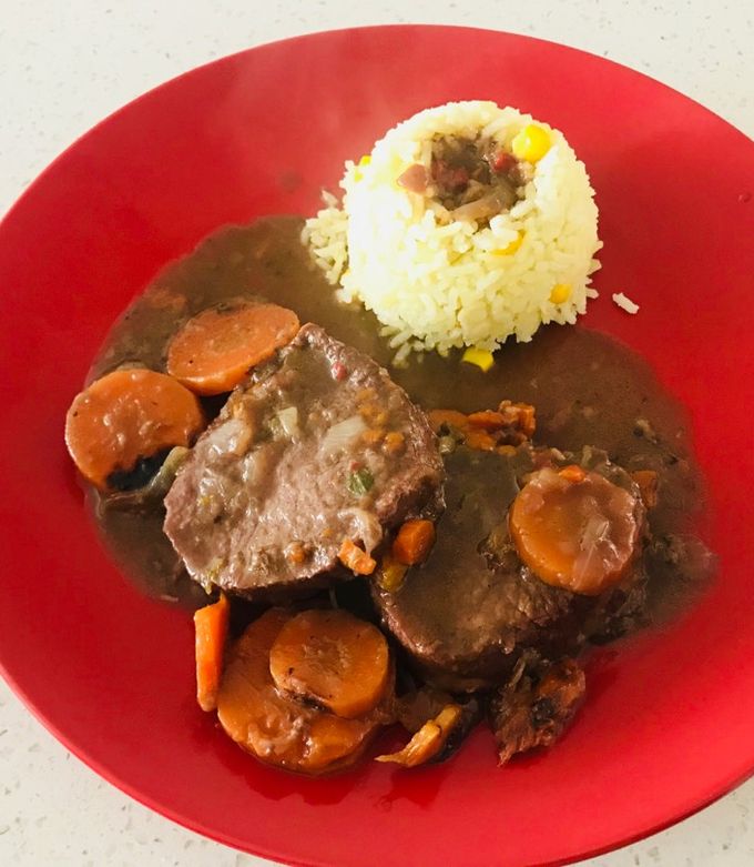 Una foto de Carne al vino tinto
