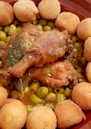 Une photo de Tajine au olive avec boulettes de pomme de terre