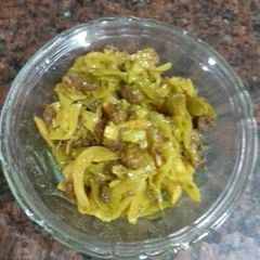 A picture of Amritsari badiya with cabbage.