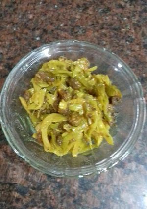 A picture of Amritsari badiya with cabbage.