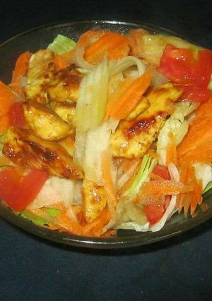 Una foto de Ensalada fajitas de pollo con moztaza