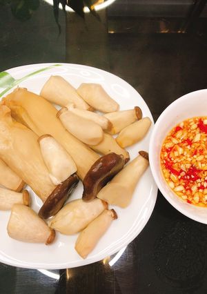 Hình của món Nấm đùi gà hấp chấm mắm chua ngọt.