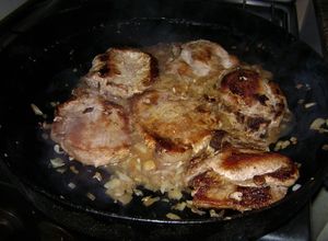 Una foto de Chuletas de cerdo a la cerveza en disco de arado
