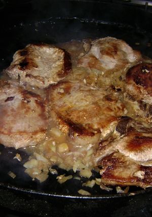 Una foto de Chuletas de cerdo a la cerveza en disco de arado