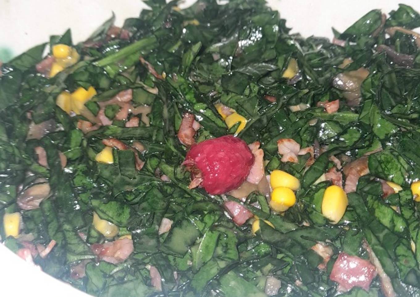 Ensalada de espinacas con tocino a la voladora