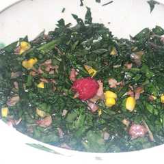 Una foto de Ensalada de espinacas con tocino a la voladora