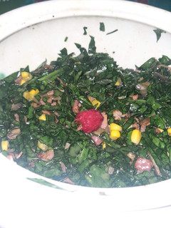 Una foto de Ensalada de espinacas con tocino a la voladora