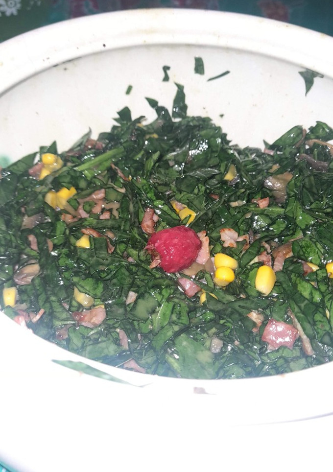 Una foto de Ensalada de espinacas con tocino a la voladora