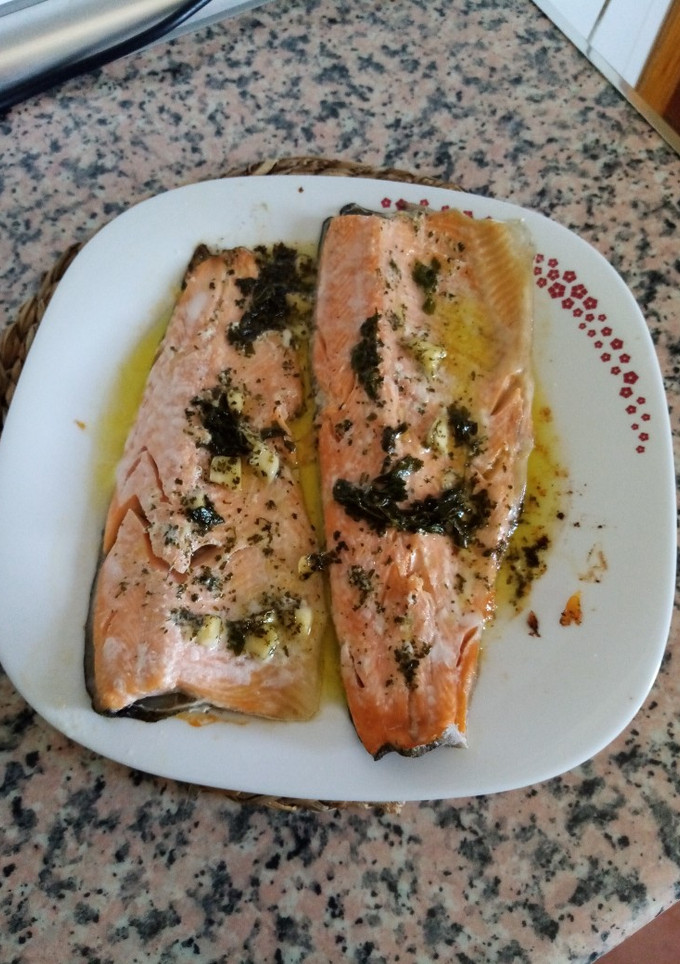 Una foto de Filetes de trucha al ajillo