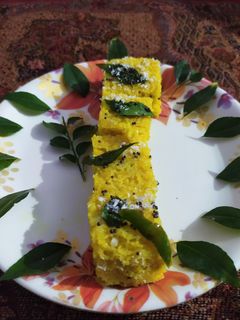 खट्टा मीठा ढोकला (Khatta meetha dhokla recipe in Hindi) रेसिपी मुख्य फोटो